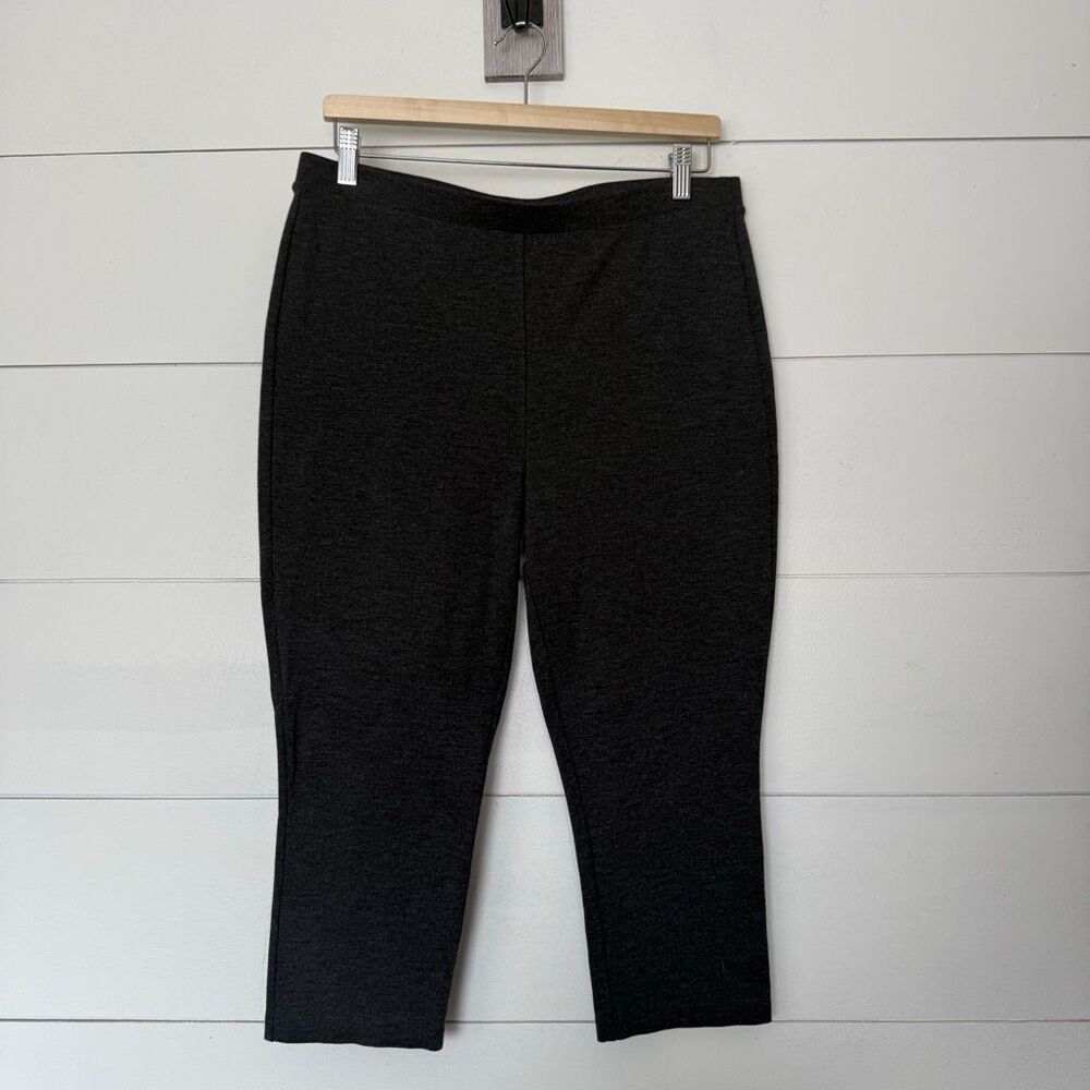 Fabulously Slimming Chico’s Women’s 1 Grey Cropped Ankle Pants